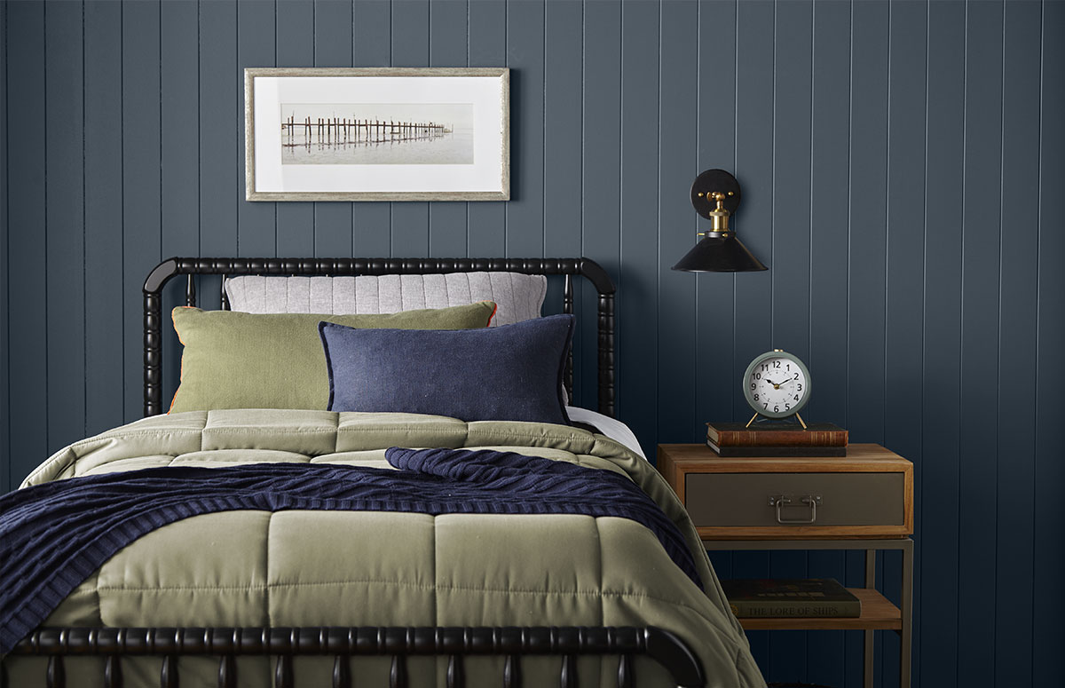 How to use navy blue in a small room without making it feel dark | Dark navy kid's room with neutral decor 